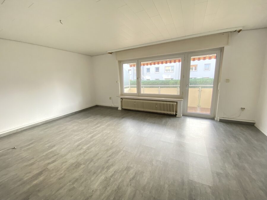 Sackgassenlage - Sonnenbalkon - Einbauküche - Wohnzimmer mit Balkonzugang