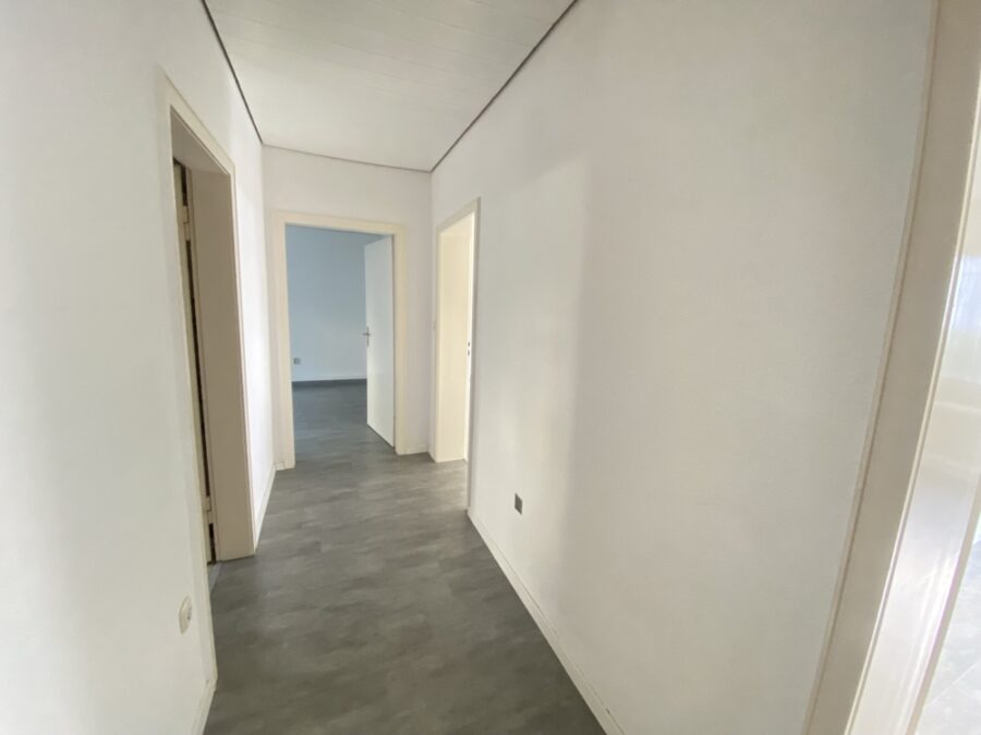 Sackgassenlage - Sonnenbalkon - Einbauküche - Flur