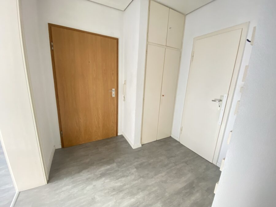 Sackgassenlage - Sonnenbalkon - Einbauküche - Eingangsbereich mit Einbauschrank