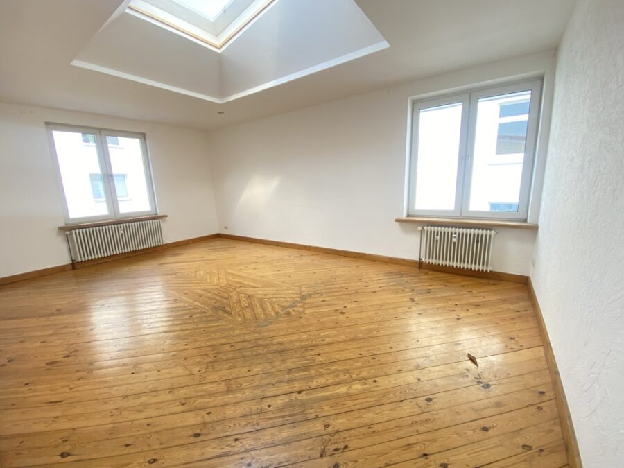 Neues aus dem Westen: Optimal WG geeignet - Wohnzimmer mit Oberlicht-Fenster