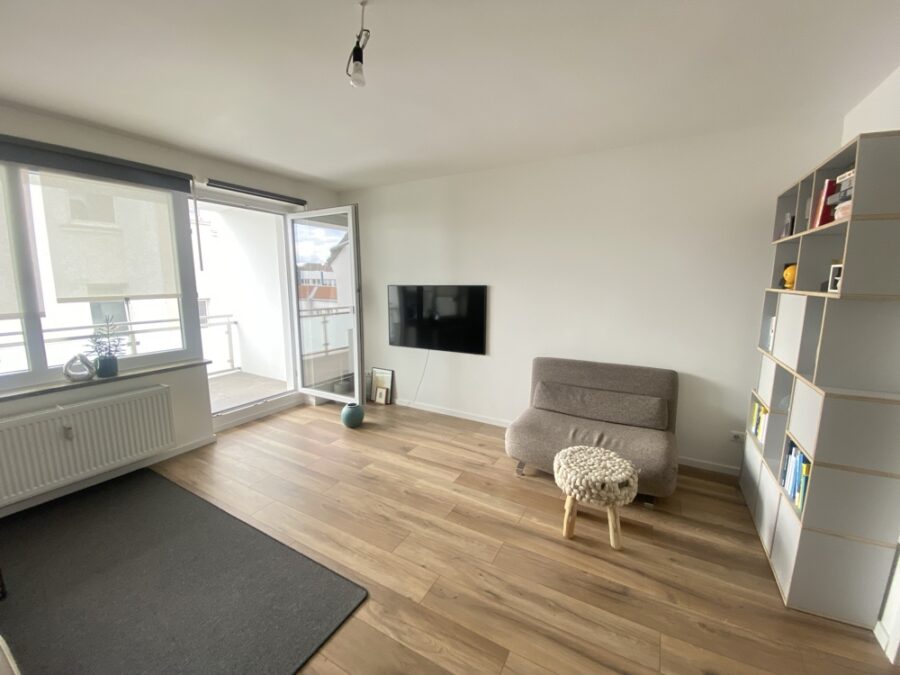 Zentral - modern - komfortabel - Wohnzimmer mit Balkonzugang