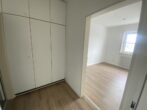Singles - 2-Zimmer-Wohnung - Balkon – bezugsfrei - Flur mit Einbauschrank