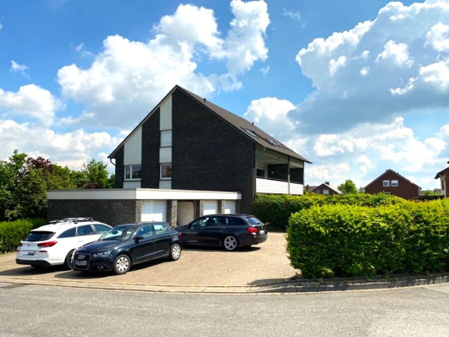 8 Wohnungen - 4 Garagen - 3 Stellplätze - Ansicht Haus Garagen Stellplätze