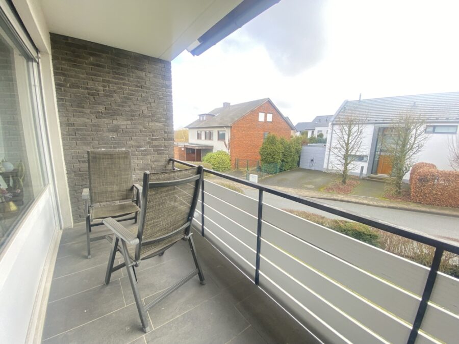 8 Wohnungen - 4 Garagen - 3 Stellplätze - Balkon