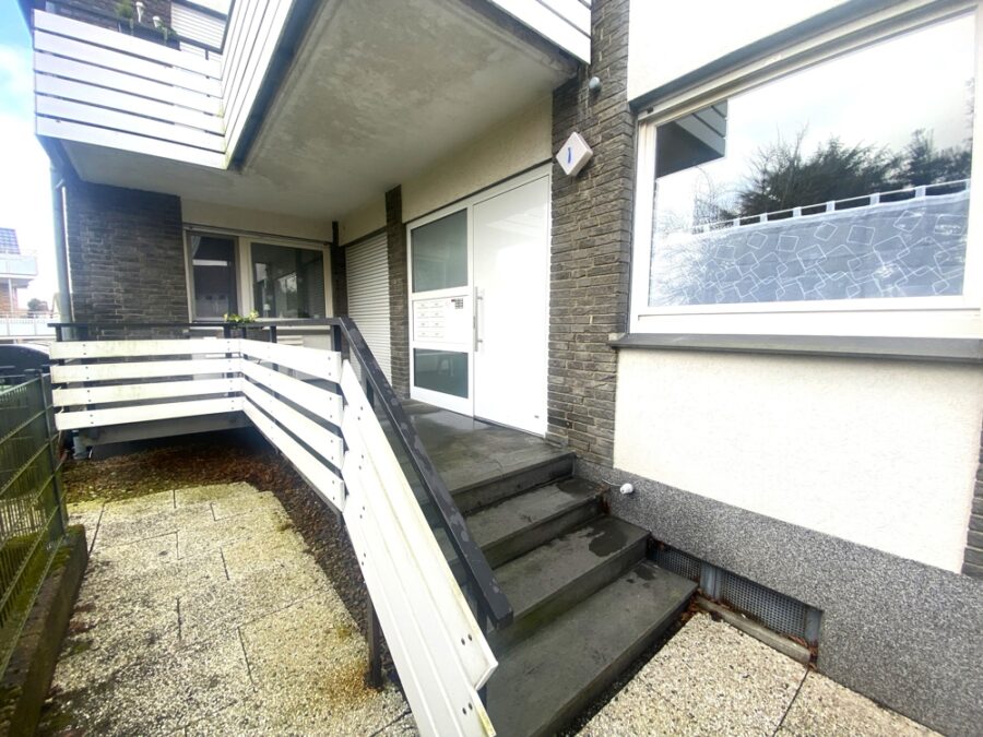 8 Wohnungen - 4 Garagen - 3 Stellplätze - Eingang