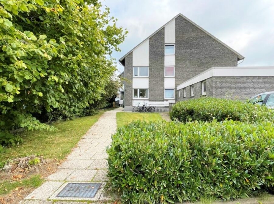 8 Wohnungen - 4 Garagen - 3 Stellplätze - Zugang Haus