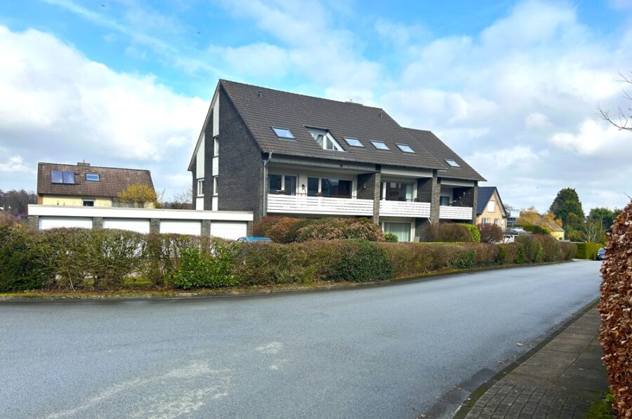 8 Wohnungen - 4 Garagen - 3 Stellplätze - Ansicht Straße