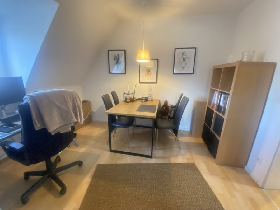 Dachgeschosswohnung - 3 Zimmer mit Einbauküche - mit Zugang zum Esszimmer