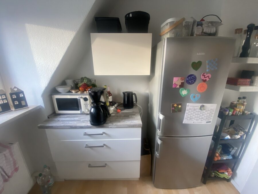 Dachgeschosswohnung - 3 Zimmer mit Einbauküche - Übernahme möglich (VHB)