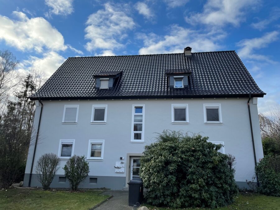 Dachgeschosswohnung - 3 Zimmer mit Einbauküche - Hausansicht