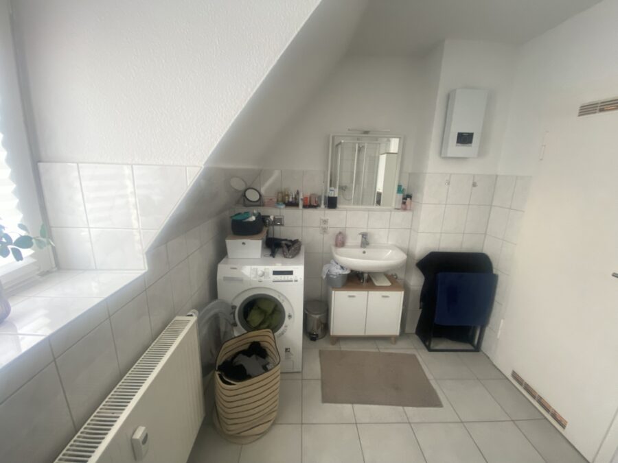 Dachgeschosswohnung - 3 Zimmer mit Einbauküche - Waschmaschinenanschluss