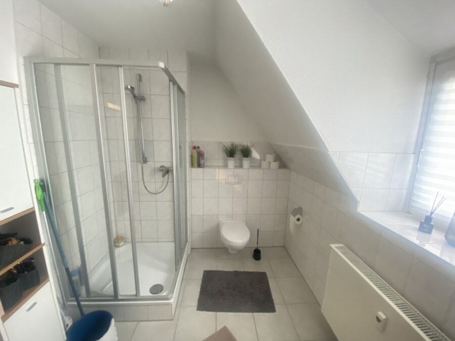 Dachgeschosswohnung - 3 Zimmer mit Einbauküche - Tageslichtbad mit Dusche