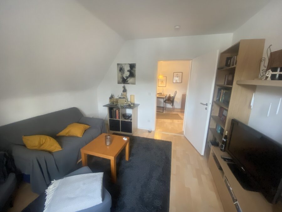 Dachgeschosswohnung - 3 Zimmer mit Einbauküche - Wohnzimmer