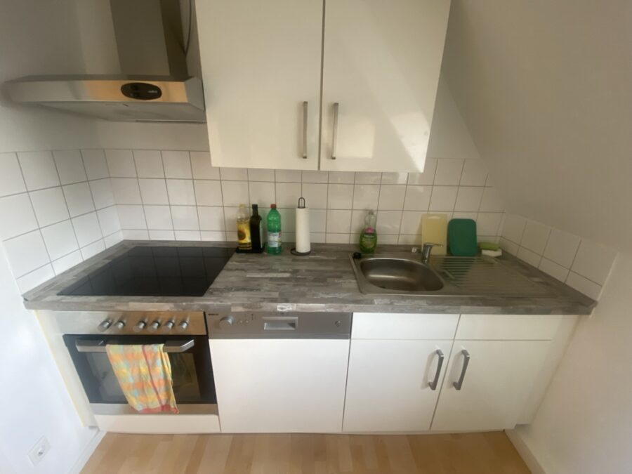 Dachgeschosswohnung - 3 Zimmer mit Einbauküche - Einbauküche