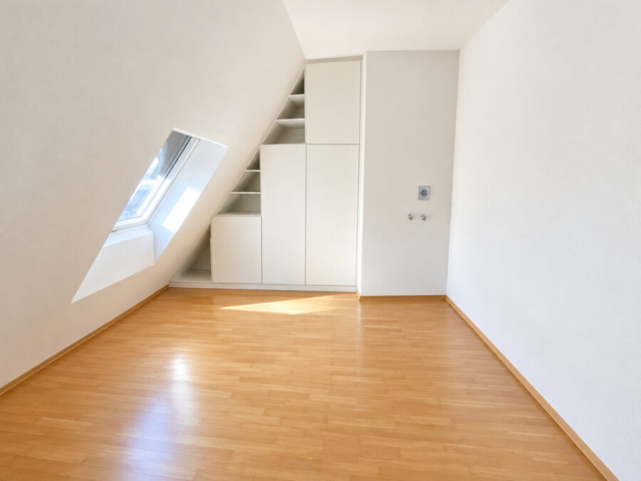 Bielefeld-Altstadt Maisonette Wohnung mit traumhafter Aussicht zur Sparrenburg - Schlafzimmer mit Einbauaschrank