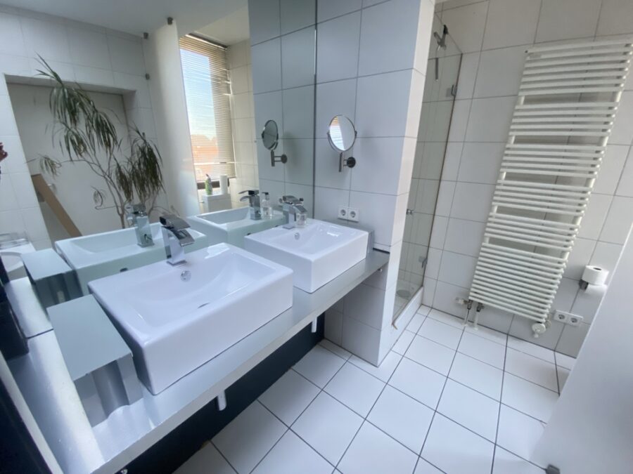 Bielefeld-Altstadt Maisonette Wohnung mit traumhafter Aussicht zur Sparrenburg - Doppelwaschtisch  und Dusche