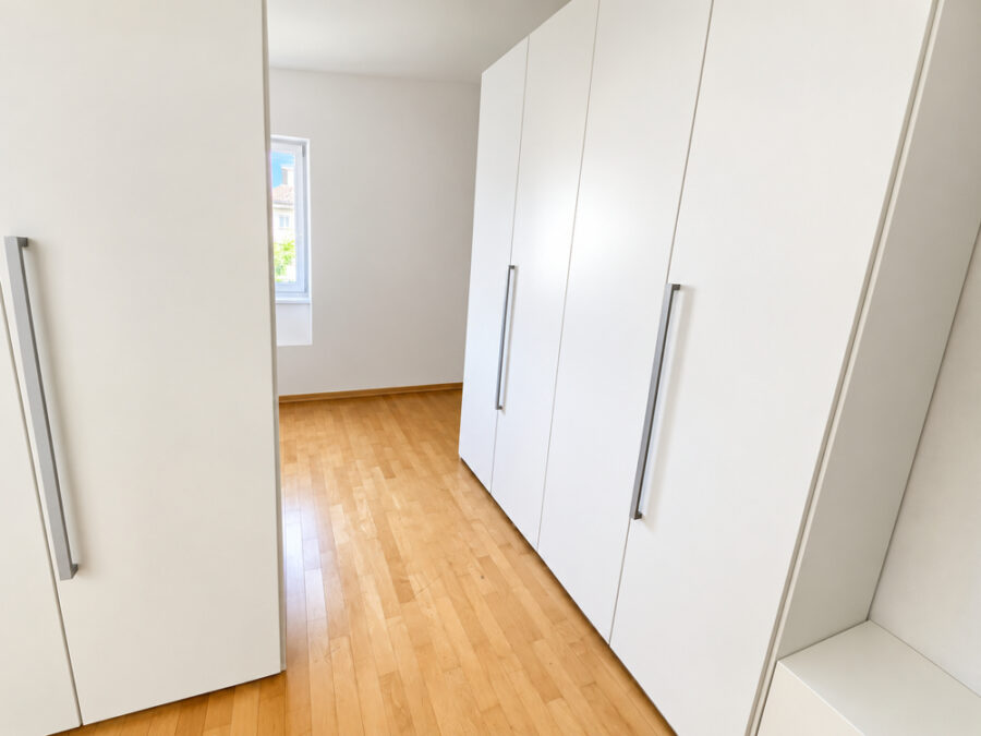 Bielefeld-Altstadt Maisonette Wohnung mit traumhafter Aussicht zur Sparrenburg - Ankleide mit Wandschränken und viel Stauraum