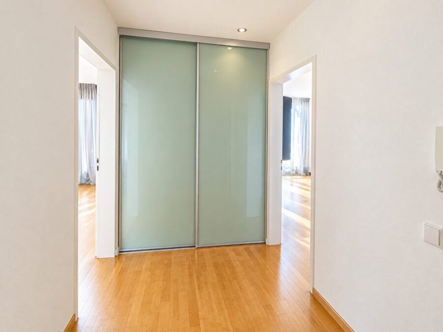 Bielefeld-Altstadt Maisonette Wohnung mit traumhafter Aussicht zur Sparrenburg - Flur mi Einbauschrank