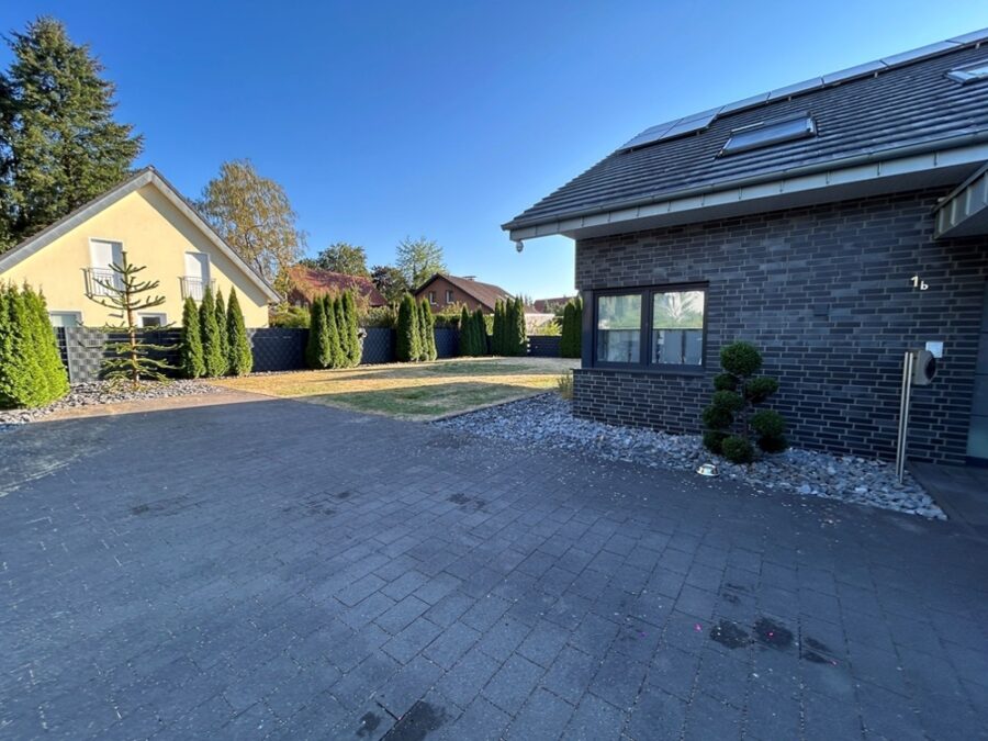 Einfamilienhaus in Schloß Holte-Stukenbrock - Zufahrt mit Betonsteinen
