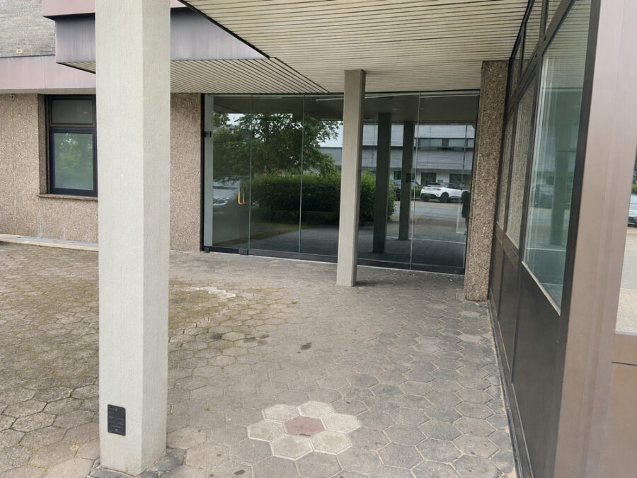 Heeperholz: Hohe Publikumsfrequenz garantiert - Regengeschütztes Schaufenster durch Überdachung