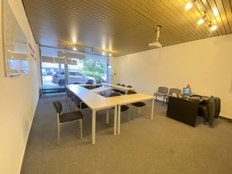 Heeperholz: Hohe Publikumsfrequenz garantiert - Ansicht zum Eingang/Schaufenster