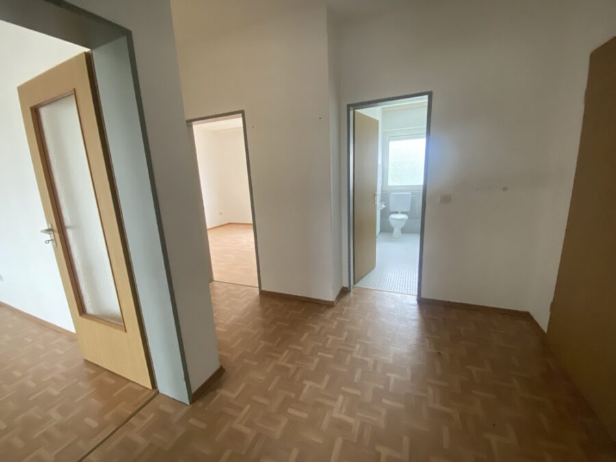 2-Zimmer-Wohnung – Loggia - Pkw-Stellplatz - Eingangsbereich