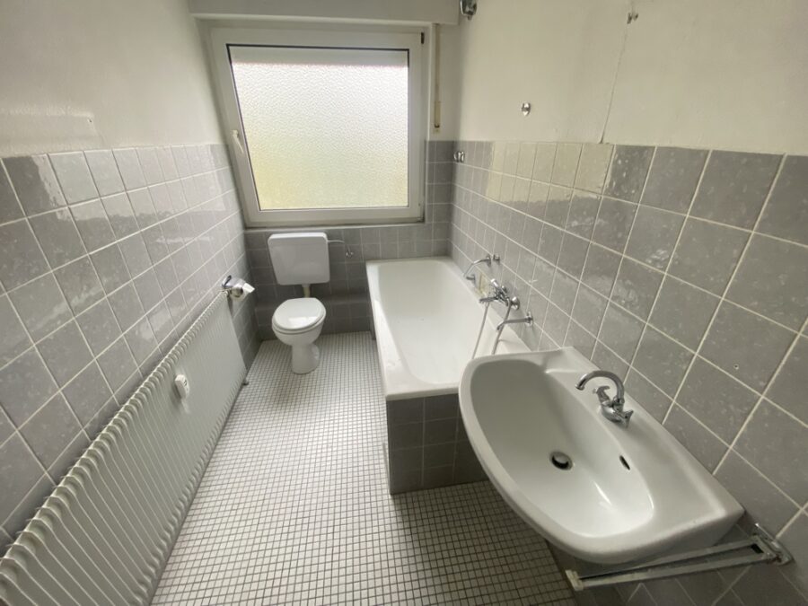 2-Zimmer-Wohnung – Loggia - Pkw-Stellplatz - Tageslichtbad mit...