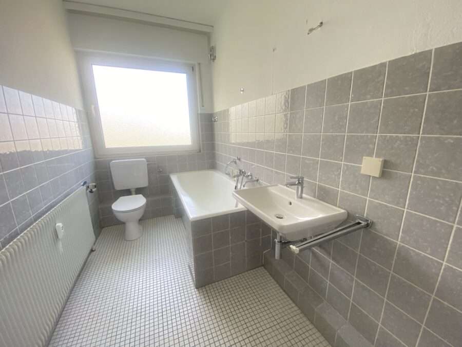 Erstbezug nach Renovierung - sofort bezugsfrei - Badezimmer mit...
