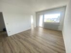 Erstbezug nach Renovierung - sofort bezugsfrei - Wohnzimmer mit Zugang zur Loggia