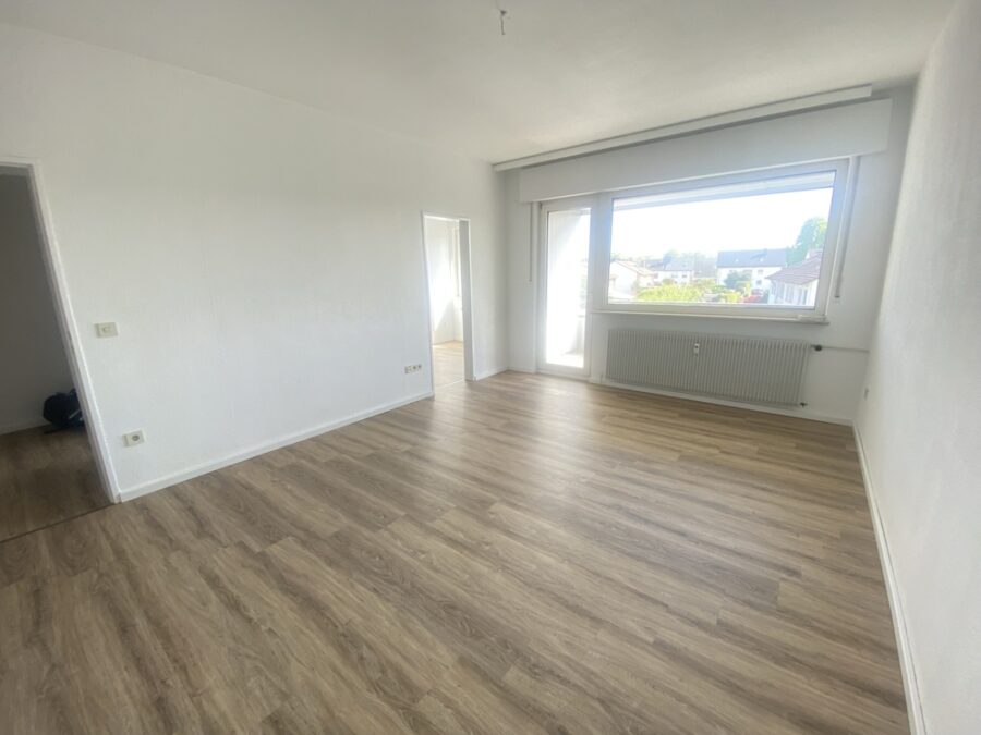 Erstbezug nach Renovierung - sofort bezugsfrei - Wohnzimmer mit Zugang zur Loggia
