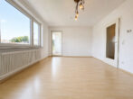 Wohnung mit Weitblick nähe Landgericht - Wohnzimmer mit Balkonzugang