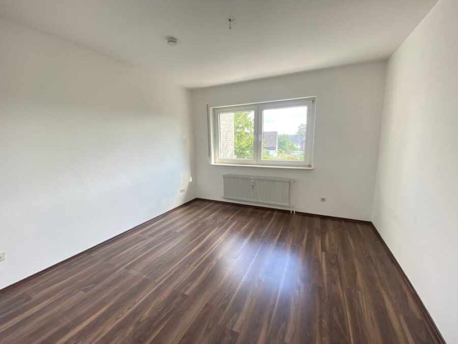 Renovierte 3-Zimmer-Wohnung mit Balkon - Schlafzimmer